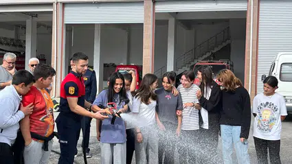 Minik Öğrenciler, İtfaiyecilik Mesleğini Yerinde Öğrendi