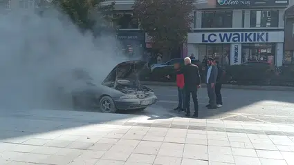 Cadde Ortasında Alev Aldı