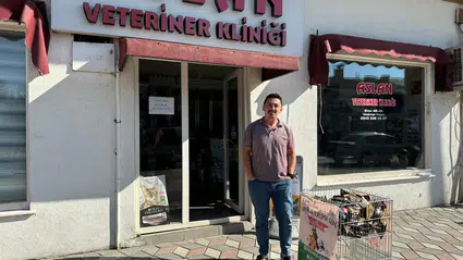 Veteriner Hekim Ücretsiz Mama Dağıttı