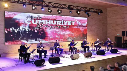 Cumhuriyet Sevgisi Bağlama Ezgileriyle Buluştu