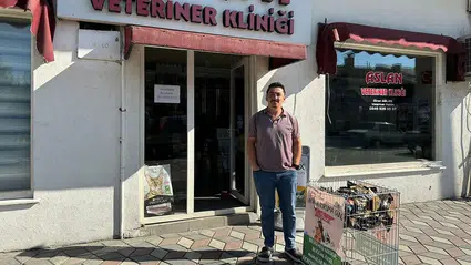 Veteriner hekim ücretsiz mama dağıttı