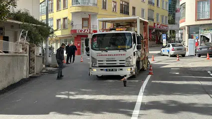 Asfaltlanan Caddelerde Yol Çizgileri Çekiliyor