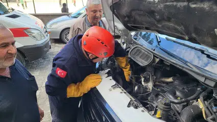 Minibüsün Motoruna Giren Kedi Kurtarıldı