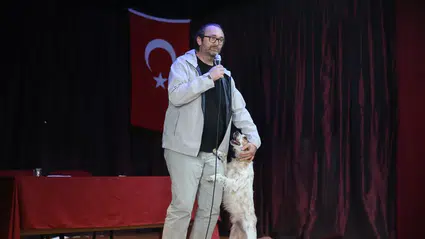 Söyleşilerinde Evcil Hayvanlara Dikkat Çekiyor