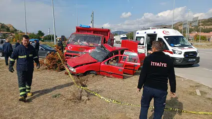 Otomobille Kamyonet Çarpıştı: 1 Ölü