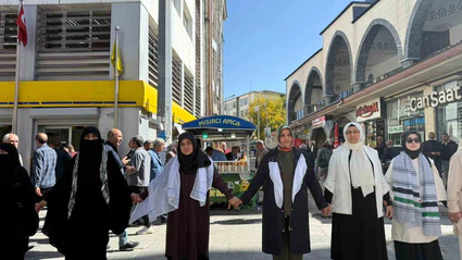Ağrı’da kadınlar Gazze’ye destek için sessiz zincir oluşturdu