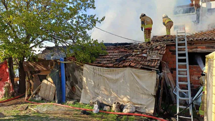 Metruk binada çıkan yangın korkuttu