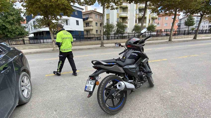 Motosiklet ile otomobil çarpıştı: 1 yaralı