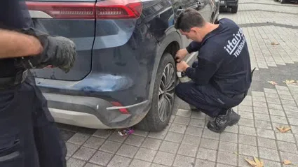Otomobile giren kedi hava üflenerek kurtarıldı