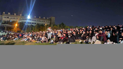 Yüzlerce Üniversite öğrencisi gece açık hava sinemasında buluştu