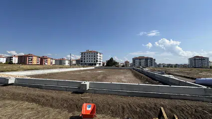 11 Okula Halı Saha, 2 Okula Spor Salonu