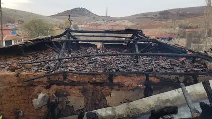 Eski Kıyafetleri Tandırda Ateşe Verdi