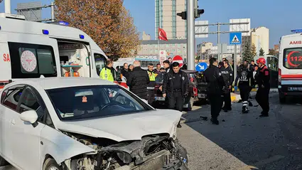 Otomobiller birbirine girdi: 2 yaralı