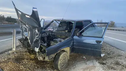 Otomobil Bariyere Çarptı: 2 Yaralı