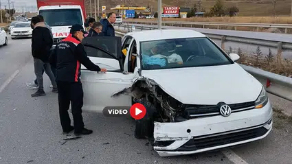 TIR’ın Otomobili Sıkıştırdığı Kaza Anı Kamerada