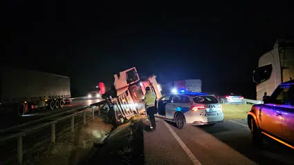 Yem Yüklü TIR Devrildi