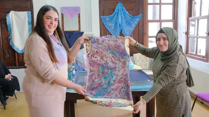 Eskiyen Kıyafetler Ebru Desenleriyle Yenileniyor