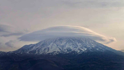Ağrı Dağı’nda "mercek bulutu" hayran bıraktı
