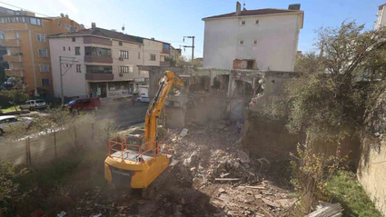 Çayırova’da metruk bina yıkıldı