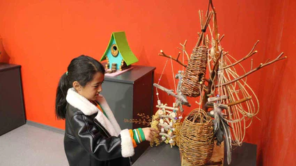 Doğada bulduğu ahşap parçalarını kuş evini çevirdi