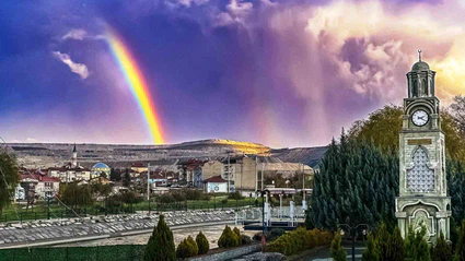 Hisarcık Saat Kulesi üzerinde gökkuşağı güzelliği