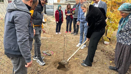 Hüyük’te evde sağlık hizmetinden yararlanan yaşlı hastalar adına fidan dikildi