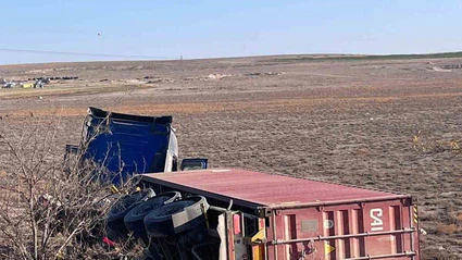Karapınar’da çekici devrildi: 1 yaralı