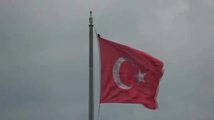 Karganın Türk bayrağı inadı