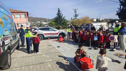 Kilis’te öğrencilere ‘Mobil Trafik Aracı’ ile trafik eğitimi verildi