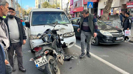 Sol şeritte seyreden motosikletli kamyonetle kafa kafaya çarpıştı: 2 yaralı