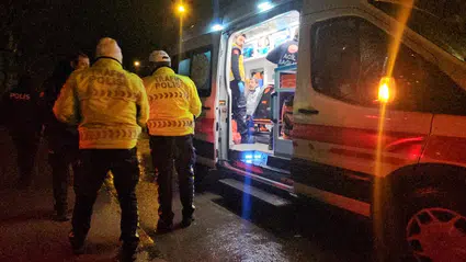 Otomobil Refüje Çarptı: 3 Yaralı