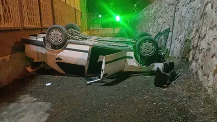 Otomobil, Okulun Bahçesine Düştü