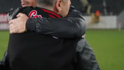 Eroğlu Sahaya Girip Tek Tek Kutladı