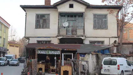 Binalar Arasında Kalan Sessiz Bir Direniş