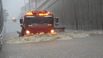 Alanya’da sağanak yağış trafiği felç etti