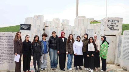 Deprem Anıtı’nda gençlerden anlamlı çalışma