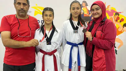 Yaren ve Yağmur’dan Madalya