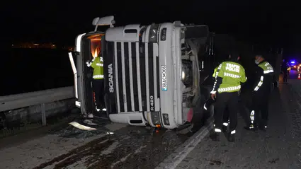 TIR Refüje Devrildi: 1 Yaralı