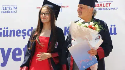 Kas hastalığı nedeniyle üniversiteye 4 yıl boyunca babasının götürdüğü öğrenci dereceyle mezun oldu