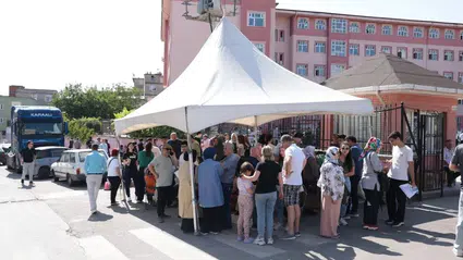 İlkadım'dan YKS'ye giren öğrencilerin velilerine ücretsiz çay ve su ikram edildi