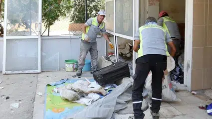 Antalya'daki iki ayrı çöp evden 8 kamyon atık çıkarıldı