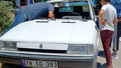 Karabük'te minibüsle otomobilin çarpıştığı kazada 1'i çocuk 3 kişi yaralandı