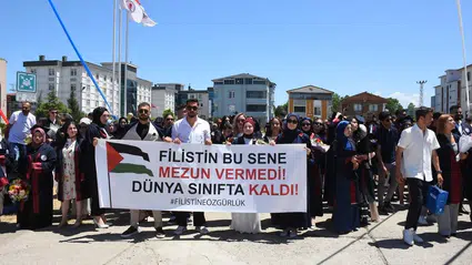 OMÜ İletişim Fakültesi mezuniyet töreninde öğrenciler Filistin'e destek pankartı açtı