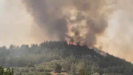 Manisa'da çıkan 2 orman yangınından biri kontrol altına alındı, diğerine müdahale sürüyor