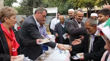 Kastamonu'da Nasrullah Meydanı'nda aşure dağıtıldı