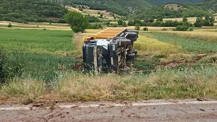 Tokat'ta devrilen kamyonun sürücüsü öldü