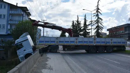 Ordu'da park halindeyken freni boşalan tır duvara çarptı