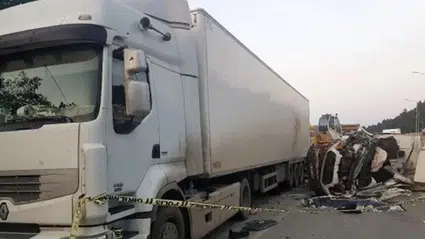 Rize'de ışıkta duran tıra çarpan kamyonun sürücüsü yaralandı