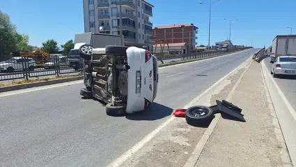 Samsun'da devrilen otomobildeki 2 kişi yaralandı