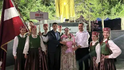 Alaçam'da halk oyunları ekipleri gösteri sundu